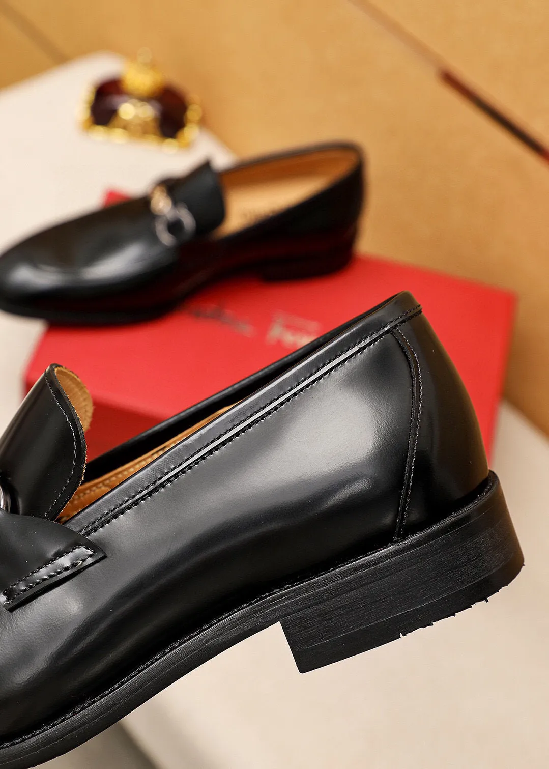 Men's shoes 💰460 💐 Product trademark: Ferragamo "Ferragamo" casual leather shoes Regular size: 38-44 (45🉑️customized) Product materials: Selected imported first-layer open-edge beaded calfskin upper + luxury hardware buckle, imported water-dyed cowhide leather lining. Strong three-dimensional visual effect, original combination outsole Color: 2⃣️colors available